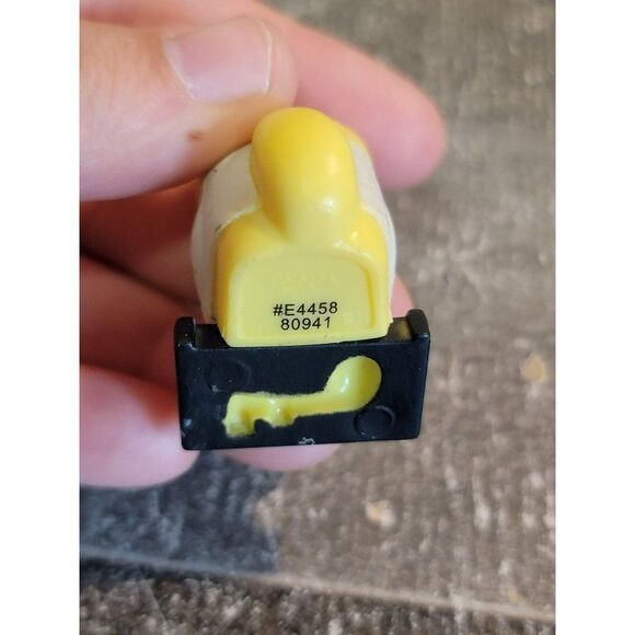 Mini yellow tabby cat playing piano toy figure - Picture 4 of 4